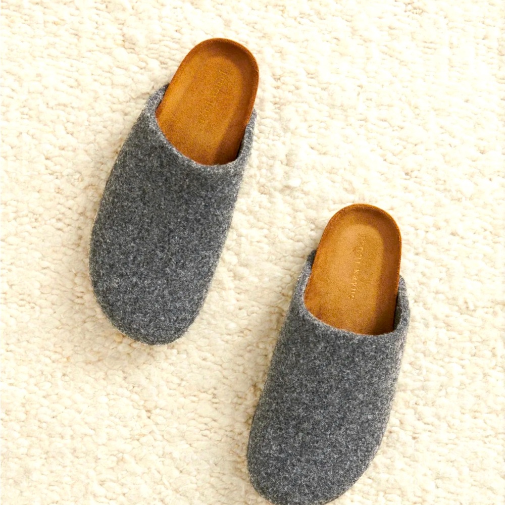 IN SEARCH OF : Size 36 /6 Gray clogs. Need then in gray color. Please